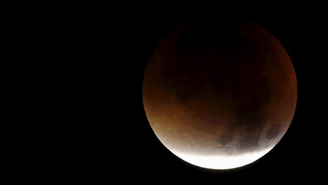 Supermoon sudah bisa diamati sejak bulan terbit di ufuk Timur (sekitar pukul 17:39 WIB) hingga memasuki waktu Maghrib sampai terbenam di ufuk Barat.