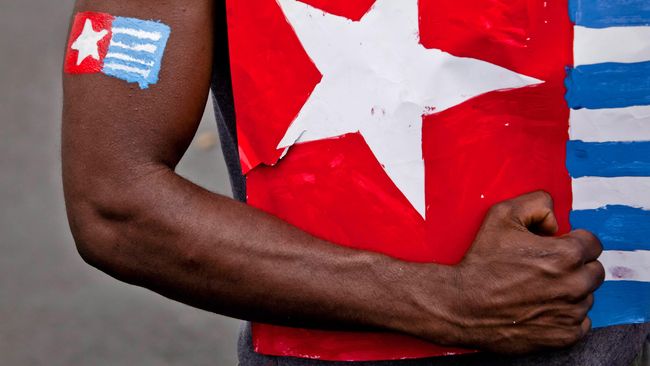 Kapolri Sebut Benny Wenda Dalang Penyerbuan Polsek di Papua Benny Wenda ialah penggerak referendum Papua. Dia menjadi eksil di Inggris setelah diburu pemerintah RI. Jika tak kabur, kata Benny, ia bakal dibunuh Kopassus.