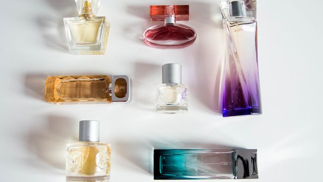 Jika ingin memiliki parfum asli, harganya tentu tidak murah. Itu sebabnya perhatikan tiga hal ini untuk bedakan parfum asli atau palsu agar tidak terkecoh.
