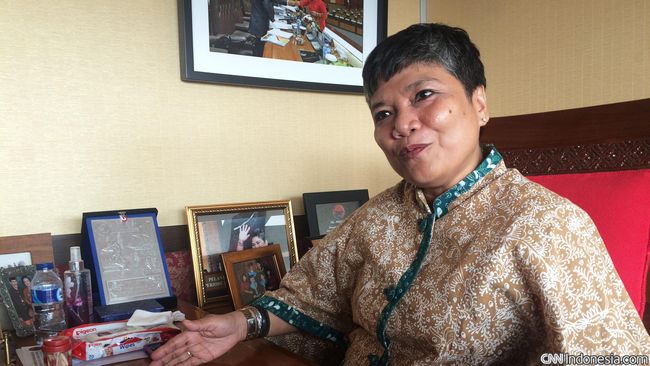Ribka Tjiptaning, Orang Pertama Menolak Vaksin di Indonesia Ribka Tjiptaning menolak vaksin dengan berkaca pada sejumlah vaksinasi yang menyebabkan lumpuh bahkan meninggal. Ribka memilih bayar denda ketimbang vaksin.