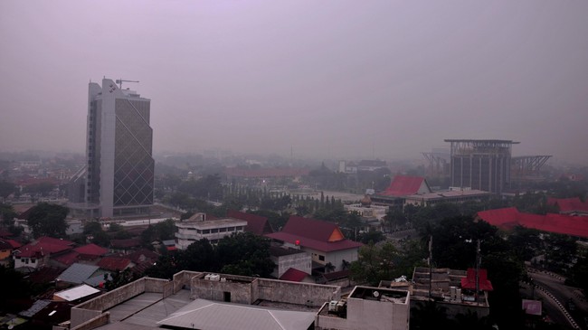 Oksigen yang melimpah di Bumi bak tak masuk ke Pekanbaru. Siang jam 12 seperti pukul 6 pagi. Kabut asap pekat menyelimuti kota, sulit diterobos cahaya matahari.