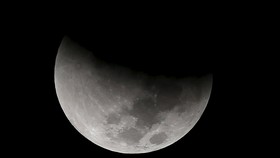 Batu Antariksa Ternyata Sering Hantam Bulan