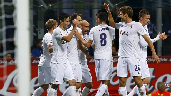 Fiorentina sukses merebut puncak klasemen Serie A dari Inter Milan berkat kemenangan telak 4-1 yang diwarnai oleh hattrick Nikola Kalinic.