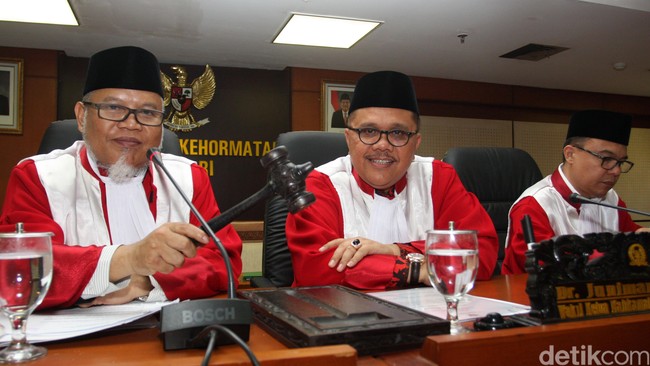 Keduanya akan diperiksa secara tertutup terkait dugaan pelanggaran kode etik saat menghadiri kampanye bakal calon Donald Trump.
