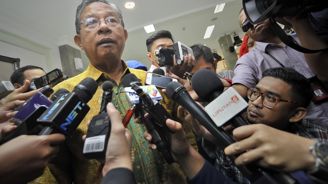 Salah satu solusi dalam mengejar target pencairan KUR, pemerintah akan memfasilitasi pencairan KUR untuk tenaga kerja Indonesia yang ingin berusaha.