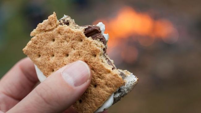 Camilan diidentikan dengan makanan yang tak sehat. Padahal dengan beberapa trik, camilan bisa diubah jadi makanan yang sehat dan bermanfaat untuk tubuh.