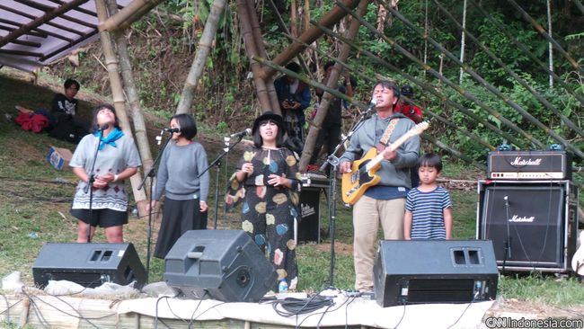 Seolah tak peduli atmosfer ceria khas September, juga hawa sejuk lokasi konser di lereng gunung, ERK mengajak para penonton melangut bersama Putih.