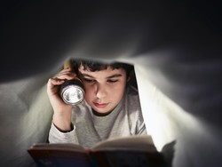 15 Ciri dan Arti Kutu Buku, Salah Satunya Lebih Suka Membaca Saat Hujan