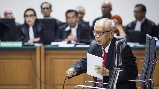 Satuan Pengamanan PTUN Medan mengaku bahwa Hakim Dermawan Ginting memintanya menyimpan sebuah buku yang ternyata terdapat uang di dalamnya.