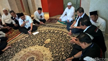 img-title Bacaan Surat Yasin, Tahlil dan Doa Arwah Lengkap Arab, Latin & Tafsir Bahasa Indonesia