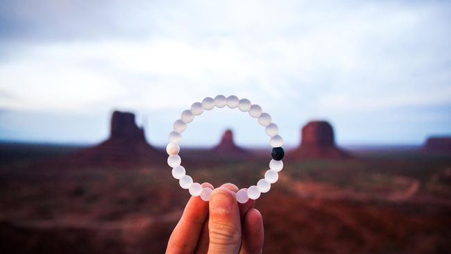 Gelang Lokai melambangkan yin-yang dalam kehidupan. Dari bintang pop Justin Bieber, model Gigi Hadid, sampai desainer Diane von Furstenberg mengenakannya.