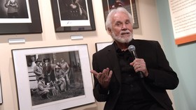 Musisi Kenny Rogers Kini Berada di 'Ujung Pelangi'
