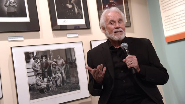 Musisi Kenny Rogers Kini Berada Di Ujung Pelangi
