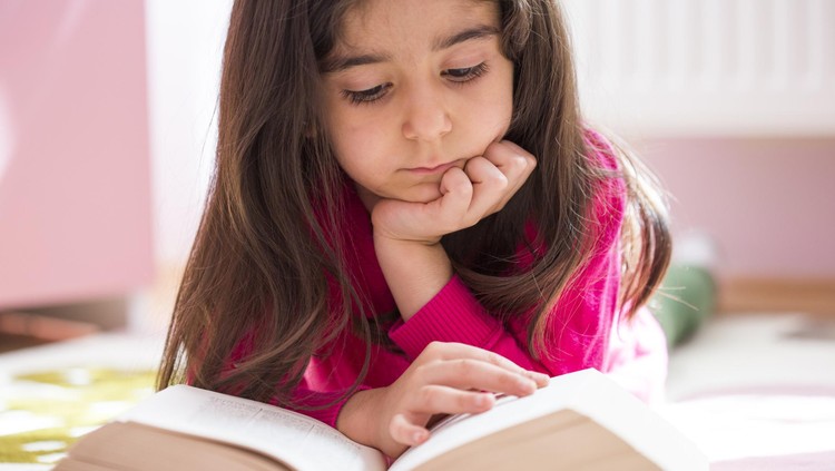 Teknologi yang makin berkembang bisa kita manfaatkan untuk menumbuhkan minat baca anak lho, Bun.