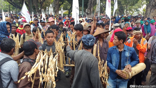 Masyarakat lokal, dalam tiap proyek pembangunan pemerintah, tak punya hak untuk berpartisipasi, serta tak menikmati hasilnya. Mereka bahkan direpresi.