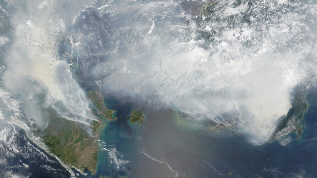 Singapura marah. Indeks pencemaran udara di negara itu mencapai rekor tertinggi tahun ini gara-gara kabut asap kebakaran hutan RI. JK membalas tak kalah sengit.