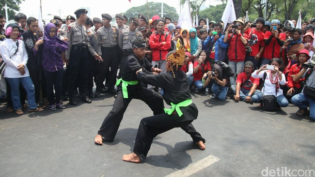 Ribuan petani yang melakukan aksi unjuk rasa di Istana Negara menyebut, pembunuhan di Lumajang adalah contoh Presiden Jokowi tidak pro rakyat kecil.