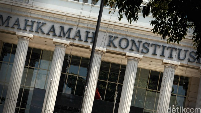 Gerakan Mahasiswa Hukum Jakarta melaporkan empat hakim MK atas dugaan adanya penyalahgunaan wewenang atas putusan MK terkait pelibatan KY dalam memilih hakim.