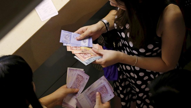 Penggunaan mata uang lokal dinilai lebih efisien dibanding menggunakan dolar, asalkan bank asing asal negara yang bersangkutan bersedia memberikan kurs ideal.