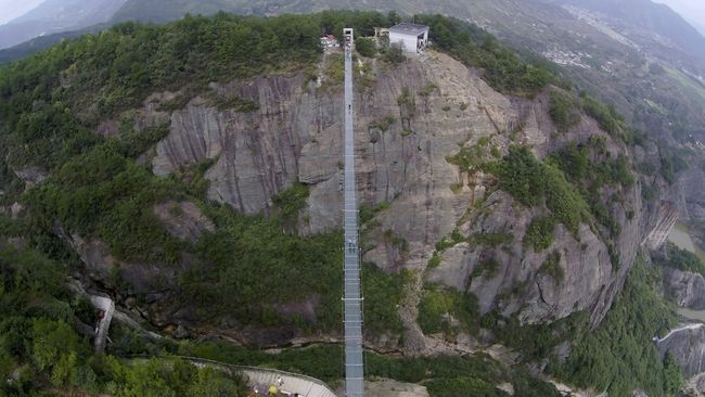China mulai membangun jembatan kaca keduanya. Ini merupakan sebuah proyek ambisius China untuk mendongkrak wisata di negaranya.