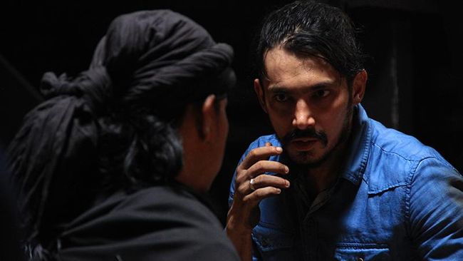 Aktor yang berjaya di luar negeri belum tentu membesarkan industri perfilman dalam negeri. Sineas beranggapan lebih baik filmnya yang mendunia, bukan aktornya.