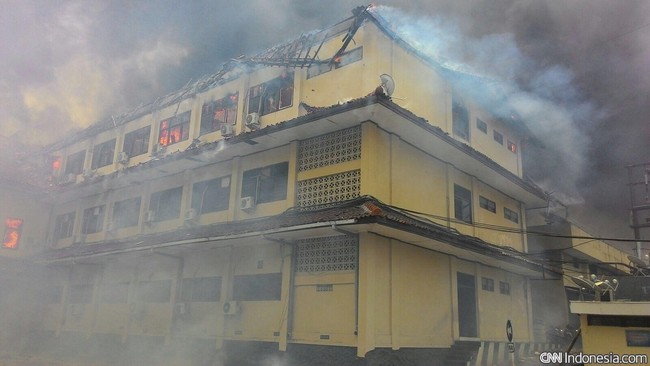 Kapolda Jawa Tengah sedang tidak berada di ruang kerjanya saat kebakaran terjadi pukul 11.30 WIB.
