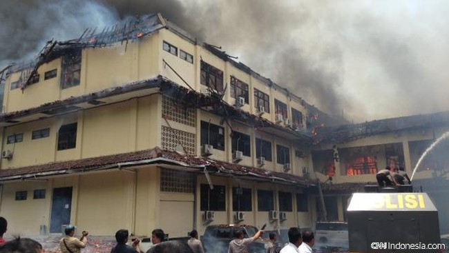 Wakil Gubernur Jateng menawarkan tiga lokasi untuk dipinjamkan menjadi kantor sementara Polda Jateng yang terbakar.