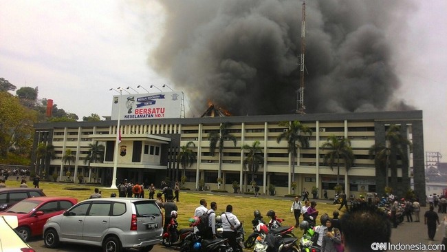 Api berkobar menghanguskan bagian atap salah satu bangunan di Markas Polda Jawa Tengah.