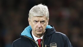 Ferguson Sebut Alasan Wenger Tak Dilepas Arsenal