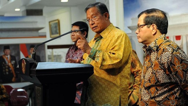 Sementara pendapat lain menyatakan, kebijakan diskon pajak atas bunga DHE tidak bisa efektif secara instan karena nasabah perlu memperlajari aturan tersebut.