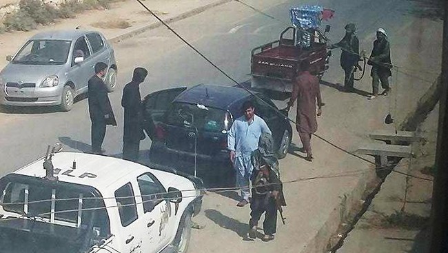 Pasukan Taliban masih terlibat pertempuran dengan pasukan pemerintah Afghanistan di pangkalan udara militer dan sipil di kota Kandahar. 