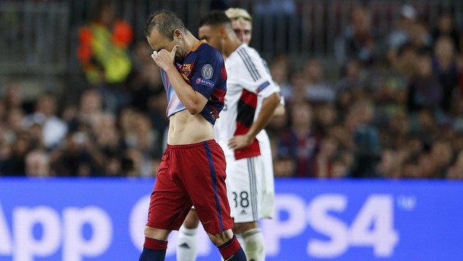 Cedera Andres Iniesta membuat Barcelona saat ini tinggal memiliki dua gelandang tengah di skuat utama: Ivan Rakitic dan Sergi Roberto.
