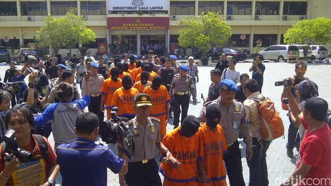 Sebanyak 23 orang telah ditetapkan sebagai tersangka oleh Polres Lumajang, salah satunya kepala desa di tempat petani Salim Kancil dibunuh.