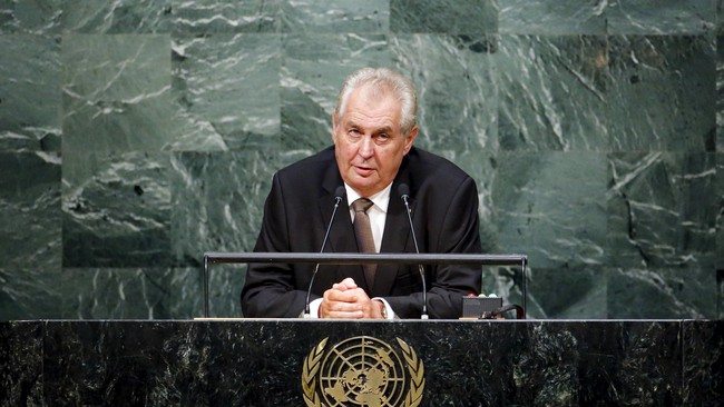 Presiden Ceko Milos Zeman membakar celana dalam raksasa warna merah di hadapan wartawan di Kastil Praha, Kamis (14/6).