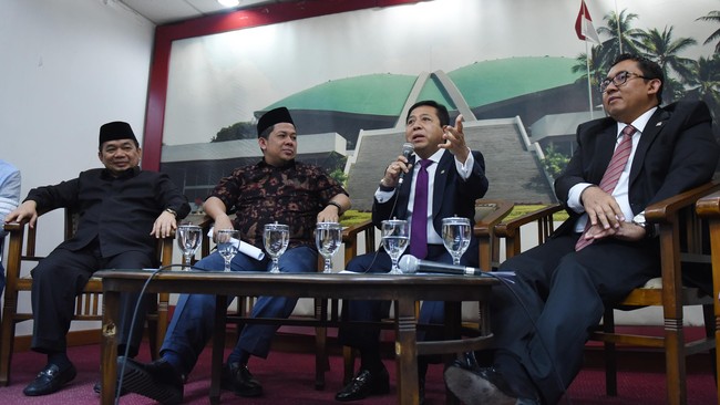 Jazuli Juwaini mengklaim tak punya kepentingan dengan proyek e-KTP. Ia baru pindah ke Komisi II dari Komisi VIII setelah masa pembahasan proyek e-KTP.