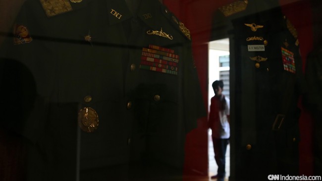 Dari 27 pengekangan kebebasan berpendapat yang dicatat Elsam pada setahun pemerintahan Jokowi itu, 17 di antaranya terkait peristiwa 1965.