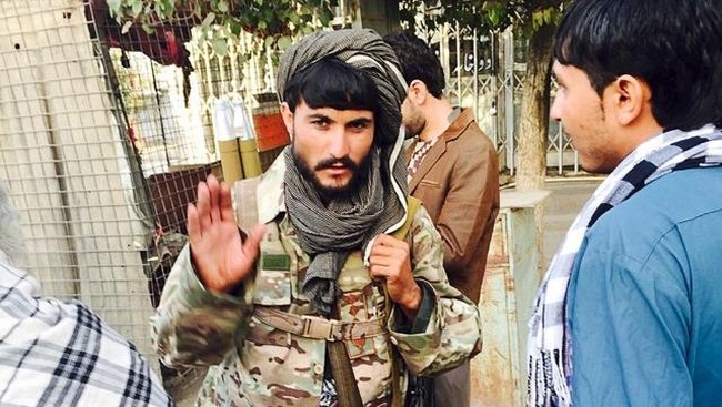 Ketika perekonomian Afghanistan jatuh, kelompok militan Taliban justru gembira. Banyak orang mau direkrut menjadi anggota Taliban demi menyambung hidup.
