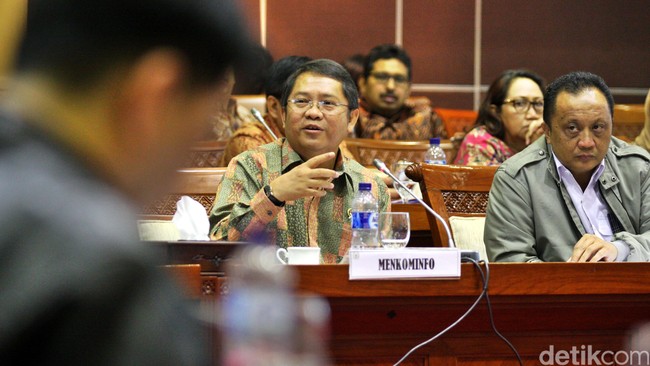 Salah satu anggota Komisi I DPR mengkritik Menkominfo Rudiantara yang terlalu fokus membangun infrastruktur telekomunikasi.