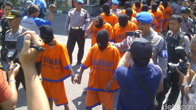 Badrodin Haiti juga akan menyelidiki dugaan kelalaian polisi dalam penganiayaan sadis yang mengakibatkan tewasnya petani antitambang Salim Kancil di Lumajang.