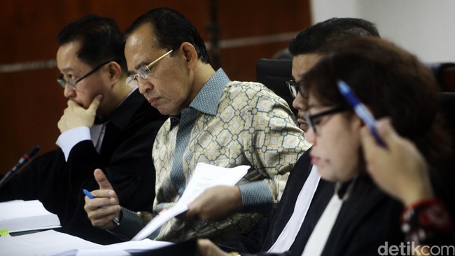 Anggota Komisi VIII meminta Suryadharma menerima kerabat mereka untuk dijadikan petugas haji. Selain berhaji, petugas juga mendapat honor.