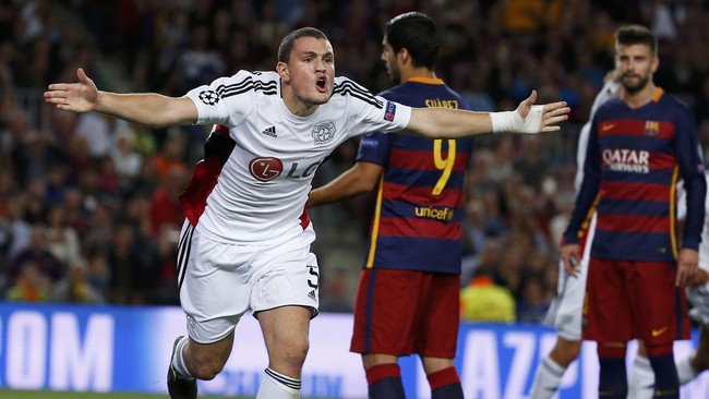 Bayer Leverkusen berani bermain terbuka dan sukses menutup babak pertama dengan keunggulan 1-0 atas Barcelona.