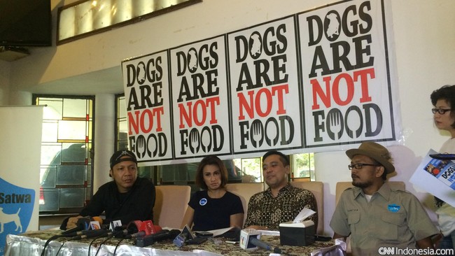 Garda Satwa Indonesia meminta Ahok segera menerbitkan aturan yang melarang peredaran daging anjing untuk di makan.