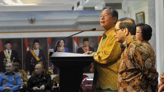 Sekretaris Kabinet Pramono Anung menyebut paket ketiga akan memberi kemudahan dalam pembebasan lahan untuk infrastruktur dan industri.