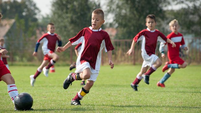 Memaksakan anak untuk mendalami bidang yang bukan minatnya bisa memunculkan hurried child syndrome.