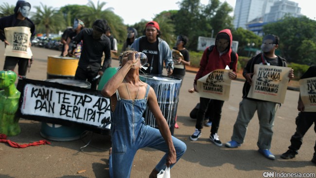JATAM menilai Polres Lumajang lamban dalam mengusut kasus ini, juga telah melakukan pembiaran atas ancaman pembunuhan Salim.