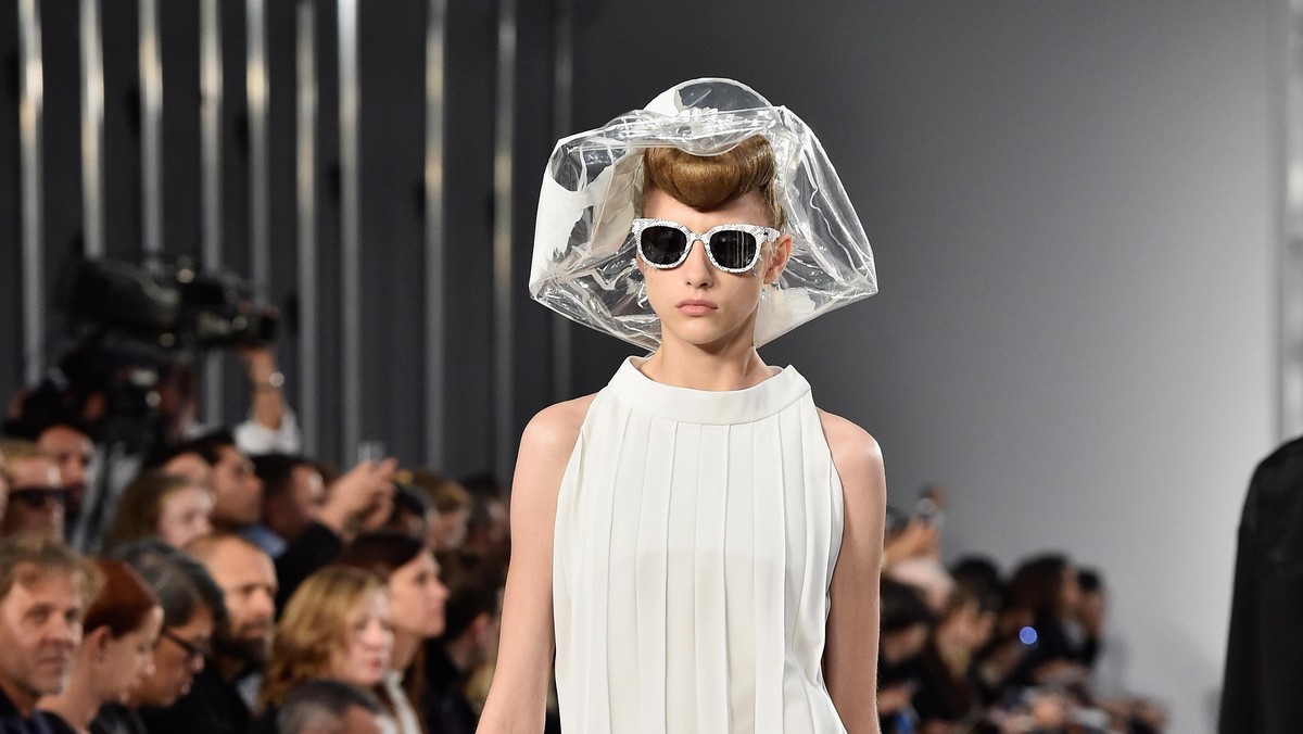 Koleksi Busana Sci-Fi dan Hi-Fi Maison Margiela di Paris