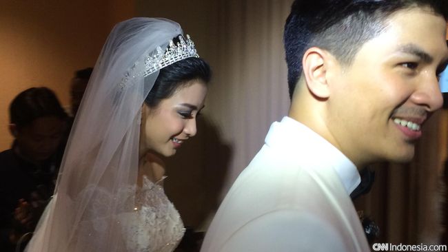 Mengenakan cincin bertatahkan delapan berlian, yang menandai masa pacaran, kedua selebriti resmi menjadi sepasang suami istri.