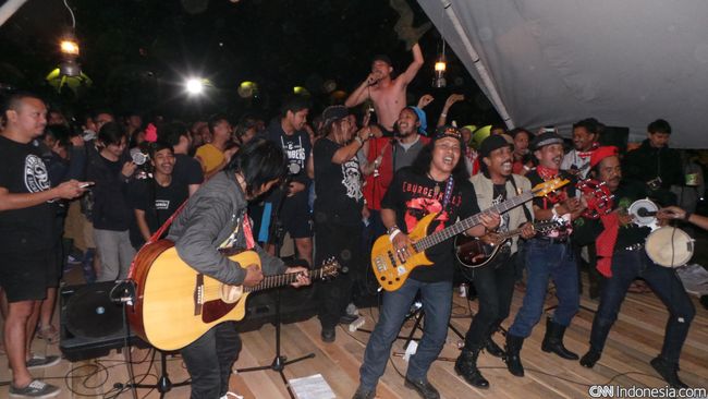 Bila kebanyakan musisi bergonta-ganti gaya mengikuti tren, maka gaya Orkes Moral Pengantar Minum Racun "klasik."
