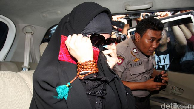 Menurut psikolog, ketika seorang saksi kasus hukum muncul di pengadilan dalam balutan busana religius, ada banyak makna di balik penampilan itu.