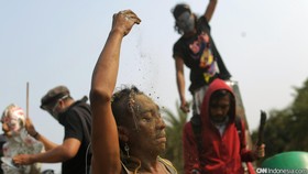 Walhi Salurkan Beasiswa untuk Keluarga Salim Kancil
